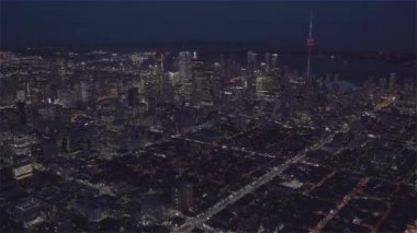 Toronto, Kanada, Havacılık - Şehrin batısından görüldüğü gibi gece finans bölgesi
