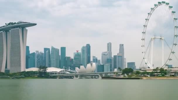 Singapore, Singapore, Timelapse - Hyperlapse of The Singaporean skyline e la sua iconica ruota — Video Stock