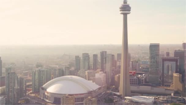 Τορόντο, Καναδάς, Aerial - Toronto s CN Tower όπως φαίνεται από ελικόπτερο κατά τη δύση του ηλίου — Αρχείο Βίντεο