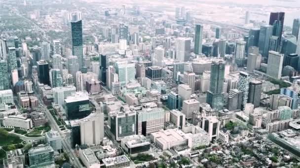 Toronto, Canada, Aérien - Le centre-ville vu depuis un hélicoptère pendant la journée — Video