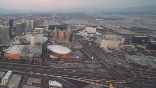 ラスベガス,アメリカ,動画- Airial View of Downtown Las Vegas at Sunset — ストック動画