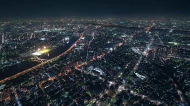 Tokyo, Japonya, Timelapse - Tokyo 'nun kuzeyinde Gökyüzü Ağacı Kulesi' nden Gece Trafiği
