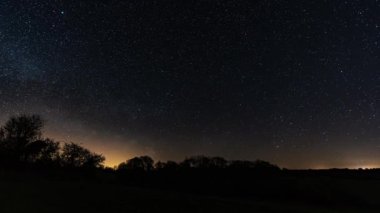 Isigny-Sur-Mer, Fransa, Timelapse - Normandiya 'da gece görüldüğü gibi sütlü