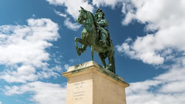 Versailles, Francia, Timelapse - La statua del re Luigi XIV — Video Stock