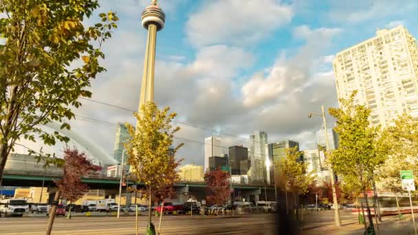 Toronto, Kanada, Zeitraffer - Der CN Tower von der Hafenfront bei Fall aus gesehen — Stockvideo