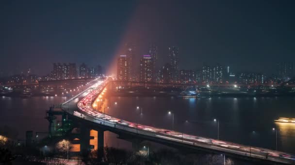 Szöul, Korea, Timelapse - Széles látószögű kilátás a Cheongdam hídra éjszaka Szöulban — Stock videók