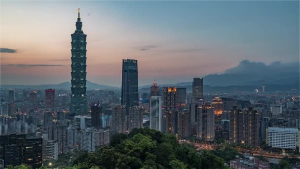 Tajpej, Tajwan, Timelapse - Średnie ujęcie Tajpej w centrum miasta z dnia na noc — Wideo stockowe