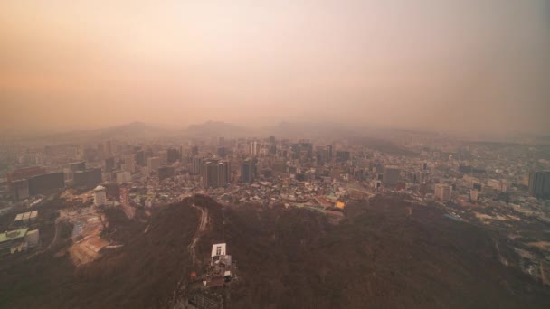 Seoul, Korea, Zeitraffer - Weitwinkelaufnahme von Seoul von Tag bis Nacht vom N Seoul Tower aus gesehen — Stockvideo