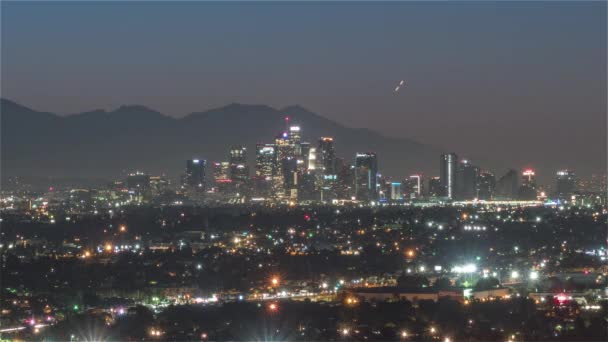 Los Angeles, USA, Timelapse - Mid-shot of the citys skyline from night to day — Vídeo de stock