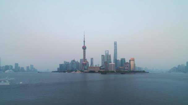 Шанхай, Китай, Timelapse - Shanghais Skyline from Day to Night as see from the Bund — стокове відео