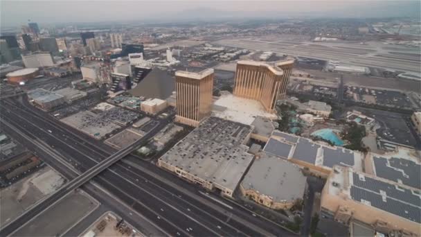Las Vegas, USA, Video - Luftaufnahme der Innenstadt von Las Vegas bei Sonnenuntergang — Stockvideo