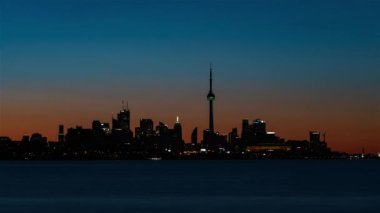 Toronto, Kanada, Timelapse - Humber Bay Park 'tan görüldüğü üzere Toronto' nun Sunrise 'daki silueti