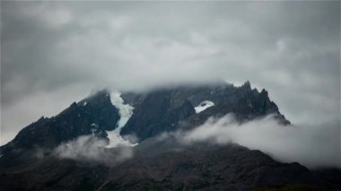Torres del Paine, Şili, Timelapse - Fırtınadan önce dağın tepesi