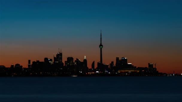 トロント、カナダ、タイムラプス-ハンバーベイ公園から見た日の出のトロントのスカイライン — ストック動画