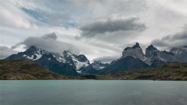 Torres del Paine, Chile, Timelapse - De ikoniska Patagoniska bergen och sjön Pehoe under dagen — Stockvideo