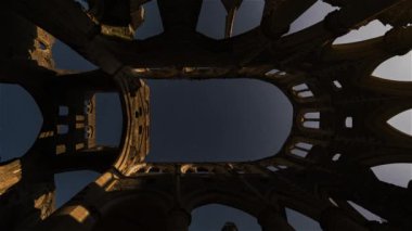 Abbaye de Hambye, Fransa, Timelapse - Manastır üzerindeki ayın doğuşunun gece zamanlaması