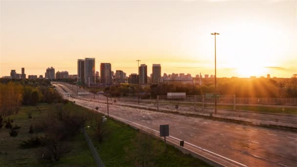 Toronto, Canadá, Timelapse - La autopista 401 en Toronto del día a la noche — Vídeos de Stock