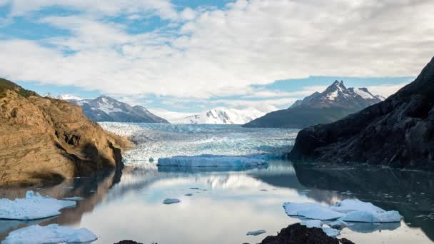 Torres del Paine, Chile, Zeitraffer - Der graue Gletscher und der See im Park während des Tages — Stockvideo