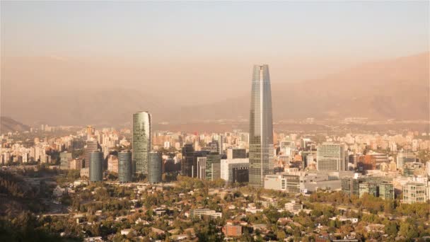 Santiago, Chile, Timelapse - Miejska panorama miasta od dnia do nocy — Wideo stockowe