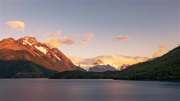 Torres del Paine, Chile, Timelapse - Sjön och bergen under solnedgången — Stockvideo