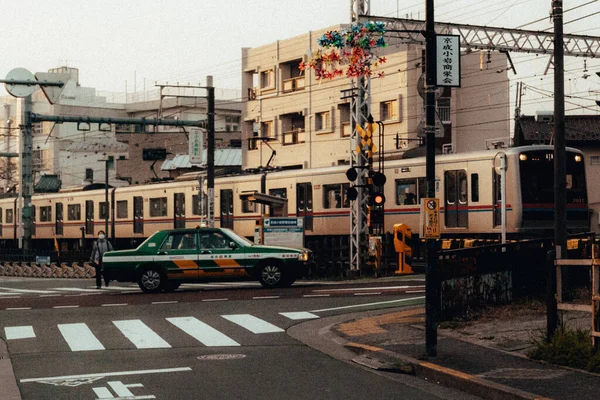 Pociąg w centrum Tokio — Zdjęcie stockowe