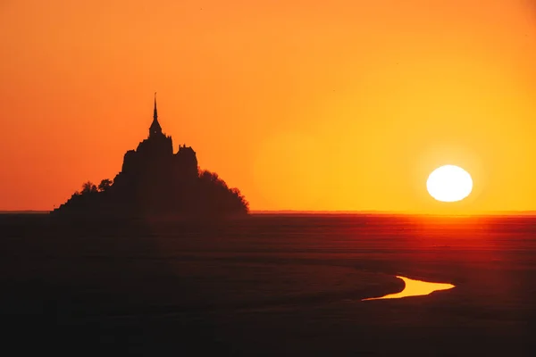 O Mont Saint-Michel ao pôr do sol — Fotografia de Stock