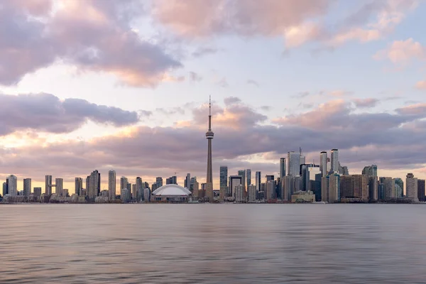 Toronto, Canada - Photograph - The skyline at sunset as seen from the islands — Stock Photo, Image