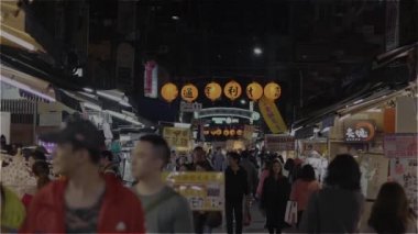2021-07-10 - Taipei, Tayvan, Slow Motion - Gece piyasasındaki kalabalık hareketi