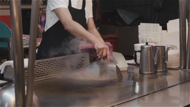 Taipei, Taiwan, Slow Motion - Un homme cuisinant de la viande dans le marché nocturne de Taipei — Video