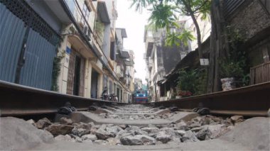 Hanoi, Vietnam, gerçek zamanlı video - trenin altında süper geniş açı görüntüsü