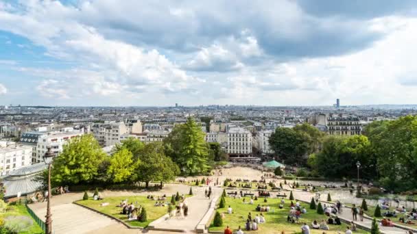 Paryż, Francja, Timelapse - wzgórze Montmartre w 18. dzielnicy Paryża w ciągu dnia — Wideo stockowe