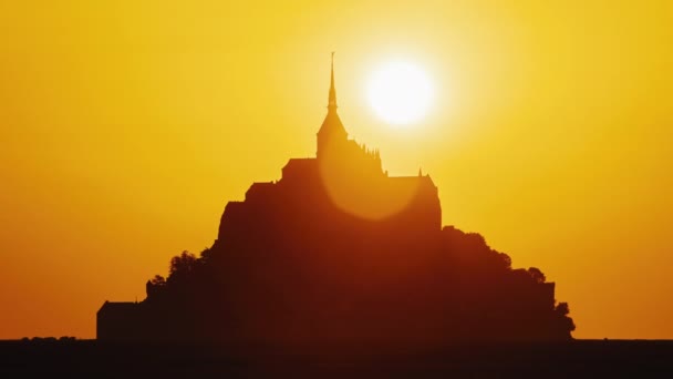 Mont Saint-Michel, Francia, Timelapse - El Mont Saint-Michel del día a la noche — Vídeos de Stock