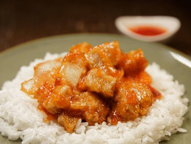 Ekşi tatlı soslu domuz eti ve beyaz pirinç.