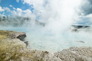 Sıcak jeotermal havuzu ve renkli bakteri Yellowstone Milli Parkı'nda Grand Prizmatik, Bahar, Wyoming, Amerika Birleşik Devletleri