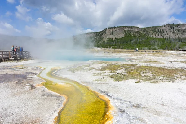 Geotermikus medence és a színes baktériumok a Yellowstone Nemzeti Parkban, a Grand prizma forró tavasz, Wyoming, Amerikai Egyesült Államok — Stock Fotó