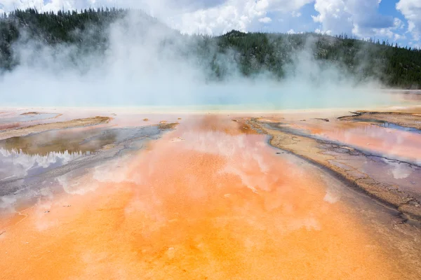 Geotermikus medence és a színes baktériumok a Yellowstone Nemzeti Parkban, a Grand prizma forró tavasz, Wyoming, Amerikai Egyesült Államok — Stock Fotó