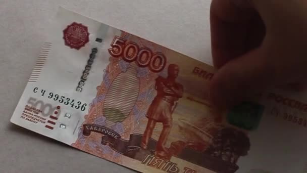 10 000 ruských rublů. Dvě bankovky pět tisíc ruských rublů. 10 tisíc rublů jako výhoda. — Stock video