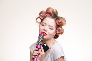 sarışın şarkı söyleyen kadın kapalı gözlerle