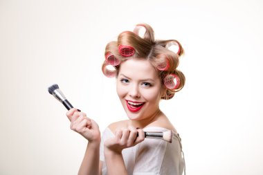 fırçalar ile gülümseyen güzel sarışın