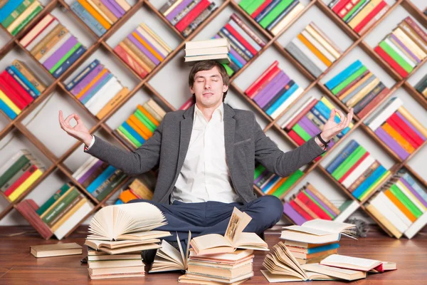 adam baş kitapları ile kütüphanede meditasyon