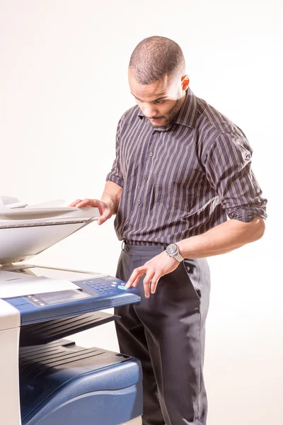 adam ofiste Fotokopi makinesi kullanarak kopyalar yapma