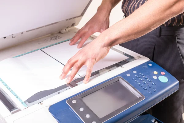 adam Fotokopi Fotokopi makinesi kullanma office yapma