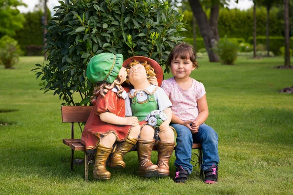 Счастливая маленькая девочка весело проводит время в саду Лицензионные Стоковые Изображения