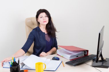 belgelerle çalışma ofisinde güzel yorgun kadın