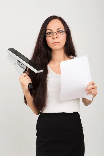 Morena mujer de negocios con grapadora grande y papeles — Foto de Stock