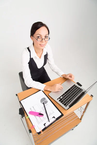 Bruneta obchodní lady pracuje na počítači — Stock fotografie