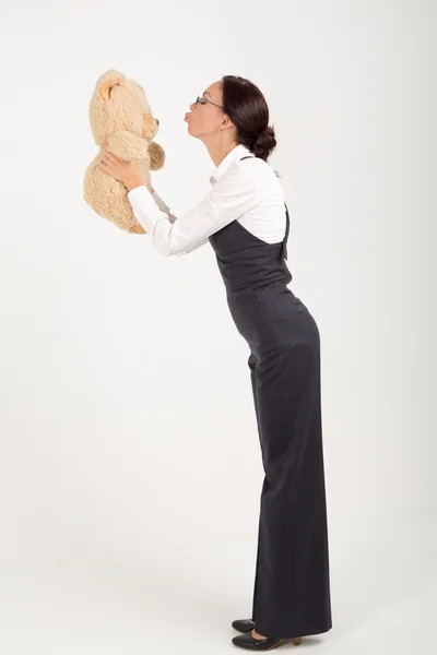 yumuşak oyuncak ayı öpüşme kadın