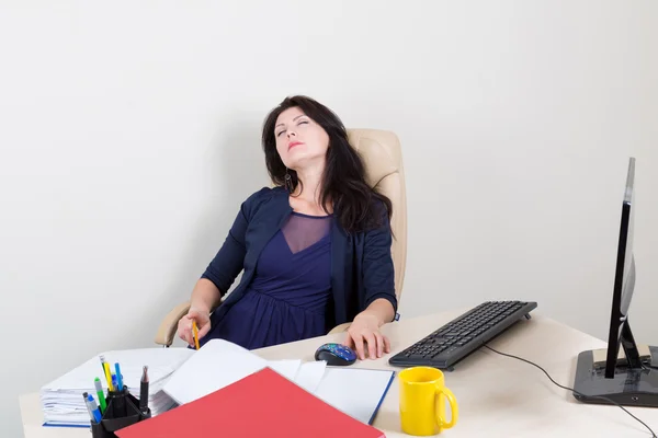 Trabalhador cansado dormindo no escritório — Fotografia de Stock