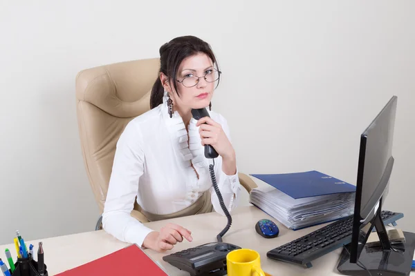 Secretaria tranquila con teléfono — Foto de Stock