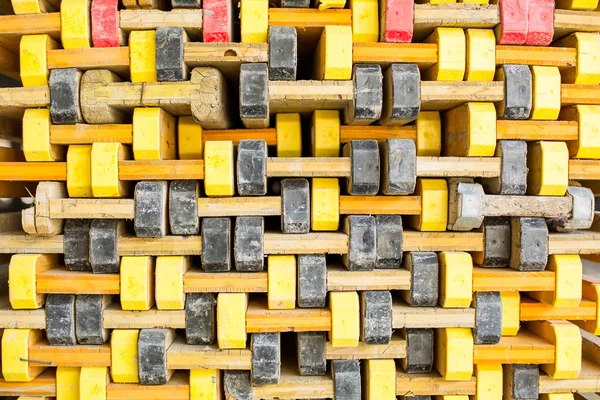 kirli yığılmış inşaat kalıp